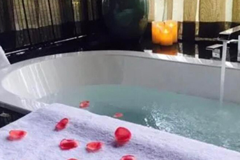 上海宝山水疗池中的失重冥想：当身体学会漂浮